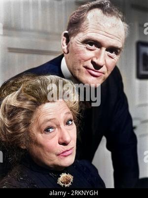 Angela Baddeley, Gordon Jackson, sur le plateau de la série télévisée britannique, 'Upstairs, Downstairs', ITV, 1974 Banque D'Images