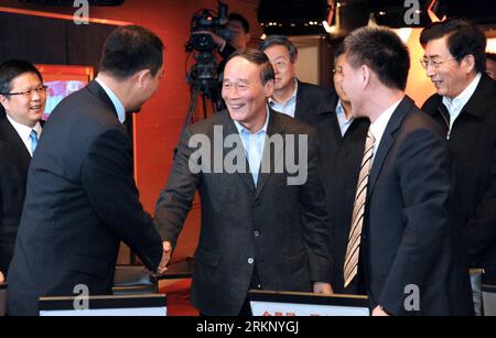 Bildnummer : 57705342 Datum : 27.03.2012 Copyright : imago/Xinhua (120327) -- PÉKIN, 27 mars 2012 (Xinhua) -- le vice-premier ministre chinois Wang Qishan (C) serre la main d'un membre du personnel du système de transfert d'actions non cotées à Pékin, capitale de la Chine, le 27 mars 2012. Wang a procédé mardi à une inspection pour recueillir des informations sur le travail de transfert d'actions des sociétés non cotées en bourse à Zhongguancun, un parc industriel célèbre pour les entreprises scientifiques et technologiques. (Xinhua/Ma Zhancheng) (zhs) CHINE-BEIJING-WANG QISHAN-INSPECTION-NON LISTÉS SHRARES-TRANSFER (CN) PUBLICATIONxNOTxINxCHN People Politik xda x Banque D'Images