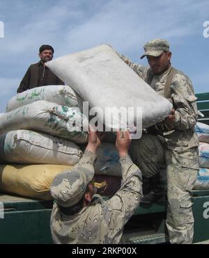 Bildnummer : 57745767 Datum : 29.03.2012 Copyright : imago/Xinhua (120329) -- KABOUL, 29 mars 2012 (Xinhua) -- la police des frontières afghane charge des sacs de haschich capturés dans des trafiquants de drogue dans la province de Nangarhar, à l'est de Kaboul, capitale de l'Afghanistan, le 29 mars 2012. La police des frontières afghane a capturé jeudi plus d'une tonne de haschisch de trafiquants de drogue dans la province de Nangarhar, a déclaré un responsable de la police. (Xinhua/Tahir Safi) AFGHANISTAN-KABOUL-HACHISCH-POLICE PUBLICATIONxNOTxINxCHN Gesellschaft Drogen Beschlagnahme Haschisch Drogenfund x0x xst 2012 quadrat 57745767 Date 29 03 2012 Copyright Imago XINHU Banque D'Images