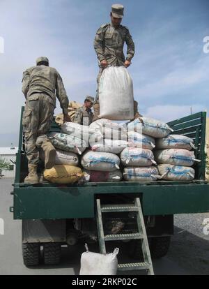 Bildnummer : 57745768 Datum : 29.03.2012 Copyright : imago/Xinhua (120329) -- KABOUL, 29 mars 2012 (Xinhua) -- la police des frontières afghane charge des sacs de haschich capturés dans des trafiquants de drogue dans la province de Nangarhar, à l'est de Kaboul, capitale de l'Afghanistan, le 29 mars 2012. La police des frontières afghane a capturé jeudi plus d'une tonne de haschisch de trafiquants de drogue dans la province de Nangarhar, a déclaré un responsable de la police. (Xinhua/Tahir Safi) AFGHANISTAN-KABOUL-HASHISH-POLICE PUBLICATIONxNOTxINxCHN Gesellschaft Drogen Beschlagnahme Haschisch Drogenfund x0x xst 2012 hoch 57745768 Date 29 03 2012 Copyright Imago XINHUA Banque D'Images