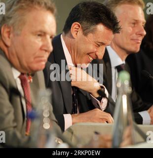 Bildnummer : 57770149 Datum : 30.03.2012 Copyright : imago/Xinhua (120330) -- LONDRES, 30 mars 2012 (Xinhua) -- Sebastian COE (C), président du comité d'organisation de Londres 2012 (LOCOG) sourit aux côtés du président de la commission de coordination (Cocom) du Comité International Olympique (CIO) Denis Oswald (G) et Paul Deighton, directeur général du LOCOG lors de la conférence de presse de clôture de Cocom à Londres, capitale de la Grande-Bretagne, le 30 mars 2012. (Xinhua/Wang Lili) BRITAIN-LONDON-LOCOG-IOC-COCOM-PRESS CONFERENCE PUBLICATIONxNOTxINxCHN Funktionäre Vorschau OS Olympische Spiele Sommerspiele Olympiade x Banque D'Images