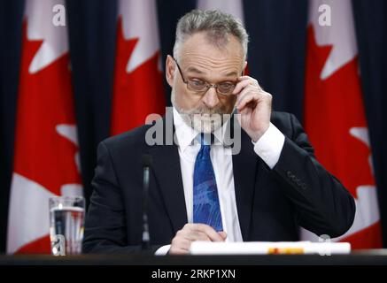 Bildnummer : 57856458 Datum : 03.04.2012 Copyright : imago/Xinhua (120403) -- OTTAWA, le 3 avril 2012 (Xinhua) -- le nouveau vérificateur général du Canada, Michael Ferguson, prend la parole lors d une conférence de presse à l Théâtre national de la presse à Ottawa, Canada, le 3 avril 2012. Il a répondu aux questions des journalistes concernant son rapport du printemps, qui a été déposé ce matin à la Chambre des communes. Parmi les détails du rapport, Ferguson blâme le ministère de la Défense nationale pour avoir couvert les dépassements de coûts et les retards dans le développement de 65 F-35 combattants de grève conjointe pour maintenir le soutien politique au projet. Le bouton RE Banque D'Images