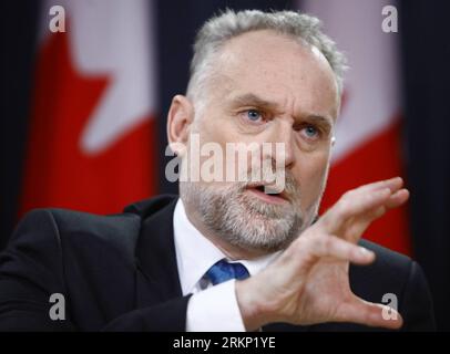 Bildnummer : 57856452 référence : 03.04.2012 Copyright : imago/Xinhua (120403) -- OTTAWA, le 3 avril 2012 (Xinhua) -- le nouveau vérificateur général du Canada, Michael Ferguson, prend la parole lors d une conférence de presse à l Théâtre national de la presse à Ottawa, Canada, le 3 avril 2012. Il a répondu aux questions des journalistes concernant son rapport du printemps, qui a été déposé ce matin à la Chambre des communes. Parmi les détails du rapport, Ferguson blâme le ministère de la Défense nationale pour avoir couvert les dépassements de coûts et les retards dans le développement de 65 F-35 combattants de grève conjointe pour maintenir le soutien politique au projet. Le repo Banque D'Images