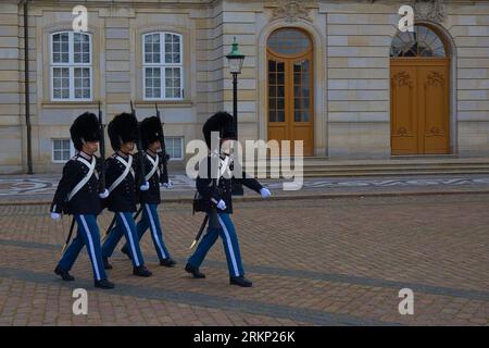 Danemark, Copenhague - 03 juillet 2023 : changement d'un groupe de la Garde royale au palais d'Amalienborg. Banque D'Images