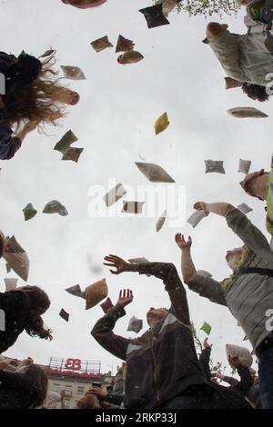 Bildnummer : 57880470 Datum : 07.04.2012 Copyright : imago/Xinhua (120407) -- BUDAPEST, 7 avril 2012 (Xinhua) -- les jeunes prennent part à la bataille annuelle d'oreillers pour relâcher la pression et s'amuser sur la place du 15 mars, à Budapest, Hongrie, le 7 avril 2012. (Xinhua/Attila Volgyi) (zx) HONGRIE-BUDAPEST-PILLOW FIGHT PUBLICATIONxNOTxINxCHN Gesellschaft Kurios Kissenschlacht Kultur xdp x0x 2012 hoch 57880470 Date 07 04 2012 Copyright Imago XINHUA Budapest avril 7 2012 XINHUA Young participe au combat annuel pour libérer Sure and Have Fun LE 15 mars place à Budapest Hongrie LE 7 2012 avril XINHUA Banque D'Images