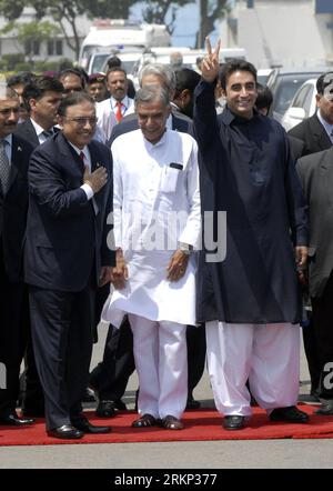 Bildnummer : 57881346 Datum : 08.04.2012 Copyright : imago/Xinhua (120408)-- NEW DELHI, 8 avril 2012 (Xinhua) -- le président pakistanais Asif Ali Zardari (G) s'incline à côté de son fils Bilawal Bhutto Zardari (D) en arrivant à l'aéroport Palam de New Delhi, en Inde, dimanche 8 avril 2012. Le président pakistanais Asif Ali Zardari est arrivé ici dimanche pour une visite privée d'une journée au cours de laquelle il rencontrera le Premier ministre indien Manmohan Singh et visitera un sanctuaire musulman dans l'État indien occidental du Rajasthan, ont indiqué des sources officielles. (Xinhua/Partha Sarkar)(ctt) INDE-NEW DELHI-ASIF ALI ZARDARI-VISITE DU PUB Banque D'Images