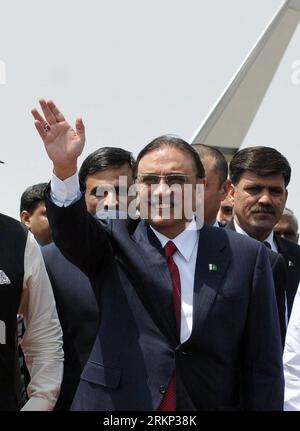 Bildnummer : 57881344 Datum : 08.04.2012 Copyright : imago/Xinhua (120408)-- NEW DELHI, 8 avril 2012 (Xinhua) -- le président pakistanais Asif Ali Zardari fait des vagues en arrivant à l'aéroport de Palam à New Delhi, Inde, le 8 avril 2012. Le président pakistanais Asif Ali Zardari est arrivé ici dimanche pour une visite privée d'une journée au cours de laquelle il rencontrera le Premier ministre indien Manmohan Singh et visitera un sanctuaire musulman dans l'État indien occidental du Rajasthan, ont indiqué des sources officielles. (Xinhua/Partha Sarkar)(ctt) INDE-NEW DELHI-ASIF ALI ZARDARI-VISIT PUBLICATIONxNOTxINxCHN People Politik xmk x0x 2012 hoch Banque D'Images