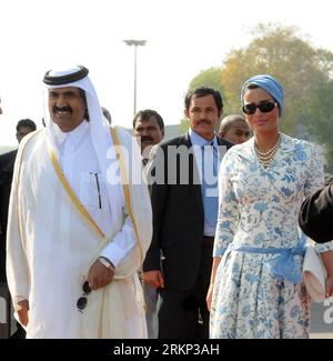 Bildnummer : 57881562 Datum : 08.04.2012 Copyright : imago/Xinhua (120408) -- NEW DELHI, 9 avril 2012 (Xinhua) -- l'émir du Qatar Sheikh Hamad bin Khalifa Al Thani (L) et son épouse Sheikha Moza bint Nasser Al Misned arrivent à New Delhi, en Inde, le 8 avril 2012. (Xinhua/Partha Sarkar) (hdt) INDE-QATAR S EMIR-ARRIVÉE PUBLICATIONxNOTxINxCHN Politik People x1x xub 2012 quadrat premiumd o0 Familie Privat Frau Ehefrau 57881562 Date 08 04 2012 Copyright Imago XINHUA New Delhi avril 9 2012 XINHUA Qatar S émir Sheikh Hamad am Khalifa Al Thani l et son épouse Sheikha Moza Bint Nasser Al Misned arrivent Banque D'Images