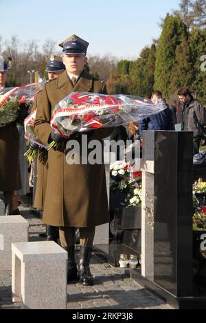 Bildnummer : 57884618 Datum : 10.04.2012 Copyright : imago/Xinhua (120410) -- VARSOVIE, 10 avril 2012 (Xinhua) -- des soldats rendent hommage aux victimes de l'accident d'avion de 2010 lors d'une cérémonie de commémoration à Varsovie, capitale de la Pologne, le 10 avril 2012. Le 10 avril 2010, 96 à bord de l'avion Tupolev Tu-154 du président polonais Lech Kaczynski ont été tués dans un accident près de l'aéroport de Smolensk dans l'ouest de la Russie. L'avion transportait Kaczynski, sa femme Maria et un grand nombre de hauts fonctionnaires polonais. (Xinhua/Gao Fan) (nxl) POLOGNE-AVION CRASH-ANNIVERSAIRE PUBLICATIONxNOTxINxCHN People po Banque D'Images