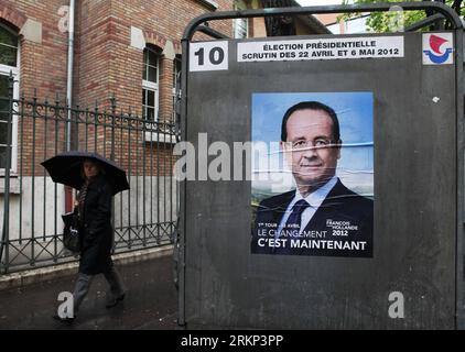 Bildnummer : 57885708 Datum : 10.04.2012 Copyright : imago/Xinhua (120410) -- PARIS, 10 avril 2012 (Xinhua) -- Une femme passe devant l'affiche de campagne électorale de François Hollande, candidat du Parti socialiste, à Paris, France, le 10 avril 2012. (Xinhua/Gao Jing) FRANCE-PARIS-PRESIDENTIAL ELECTION PUBLICATIONxNOTxINxCHN Politik Wahl Präsidentschaftswahl Wahlkampf Wahlwerbung Wahlplakat xjh x0x premiumd 2012 quer 57885708 Date 10 04 2012 Copyright Imago XINHUA Paris avril 10 2012 XINHUA une femme passe devant l'affiche de campagne ÉLECTORALE pour François Hollande candidat du Parti socialiste à Paris F. Banque D'Images