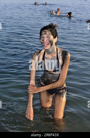 Bildnummer : 57887894 Datum : 10.04.2012 Copyright : imago/Xinhua Israël - Une fille couverte de pataugeoires de boue dans l'eau de la mer Morte près de la réserve naturelle israélienne en Gedi pendant les vacances de Pâque le 10 avril 2012. (Xinhua/Yin Dongxun)(srb) MIDEAST-DEAD SEA-PASSOVER PUBLICATIONxNOTxINxCHN Reisen Asien Israel totes Meer Urlaub Baden Schwimmen xjh x1x 2012 hoch 57887894 Date 10 04 2012 Copyright Imago XINHUA Israël une fille couverte de boue Wade dans l'eau de la mer Morte près de la réserve naturelle israélienne en Gedi pendant les vacances de Pâque LE 10 2012 avril XINHUA Yin Dongxun SRB Mideast Mer Morte Passov Banque D'Images