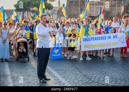 Rome, Italie. 24 août 2023. Oles HORODETSKYY, président de l'Association chrétienne des Ukrainiens en Italie, organisateur de la manifestation, lors de la célébration de la fête de l'indépendance ukrainienne à Rome. Le 24 août, les Ukrainiens célèbrent le jour de l'indépendance de l'Ukraine pour commémorer la déclaration d'indépendance de l'URSS en 1991. Le HCR estime qu'environ 6 millions de réfugiés ont quitté l'Ukraine depuis l'invasion russe, dont environ 170 000 000 résideraient en Italie. (Image de crédit : © Marcello Valeri/ZUMA Press Wire) USAGE ÉDITORIAL SEULEMENT! Non destiné à UN USAGE commercial ! Banque D'Images