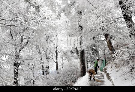 Bildnummer : 57891261 Datum : 12.04.2012 Copyright : imago/Xinhua (120412) -- XI AN, 12 avril 2012 (Xinhua) -- le personnel balaye la neige à Huashan Mountain Scenic Area à Xi an, capitale de la province du Shaanxi du nord-ouest de la Chine, 12 avril 2012. Une neige a frappé Mt. Huashan le jeudi tôt le matin, apportant des paysages charmants au site touristique. (Xinhua/Tao Ming) (zkr) CHINA-XI AN-MT. HUASHAN-SNOW SCENERY (CN) PUBLICATIONxNOTxINxCHN Reisen Winter Schnee Jahreszeit xbs x0x 2012 quer 57891261 Date 12 04 2012 Copyright Imago XINHUA Xi à avril 12 2012 personnel de XINHUA balayer la neige DANS la zone panoramique de la montagne Huashan Banque D'Images