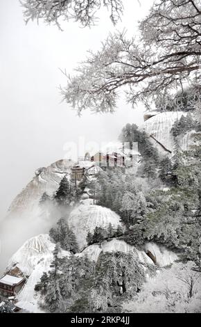 Bildnummer : 57891255 Datum : 12.04.2012 Copyright : imago/Xinhua (120412) -- XI AN, 12 avril 2012 (Xinhua) -- la photo prise le 12 avril 2012 montre le paysage de neige à Huashan Mountain Scenic Area à Xi an, capitale du nord-ouest de la Chine province du Shaanxi. Une neige a frappé Mt. Huashan le jeudi tôt le matin, apportant des paysages charmants au site touristique. (Xinhua/Tao Ming) (zkr) CHINA-XI AN-MT. HUASHAN-SNOW SCENERY (CN) PUBLICATIONxNOTxINxCHN Reisen Winter Schnee Jahreszeit xbs x0x 2012 hoch 57891255 Date 12 04 2012 Copyright Imago XINHUA Xi à avril 12 2012 XINHUA photo prise LE 12 2012 avril Banque D'Images