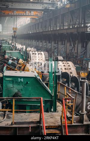 Le moulin broie le minerai dans une usine de traitement de traitement de minerai. Banque D'Images