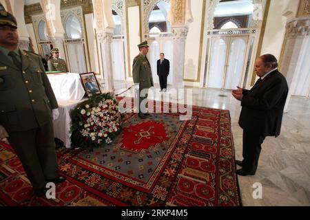 Bildnummer : 57891716 Datum : 12.04.2012 Copyright : imago/Xinhua (120413) -- ALGER, 13 avril 2012 (Xinhua) -- le président algérien Abdelaziz Bouteflika rend hommage au premier président de l'Algérie indépendante, Ahmed Ben Bella, au Palais du peuple à Alger, Algérie, le 12 avril 2012. Ahmed Ben Bella est décédé mercredi des suites d'une longue maladie, dans sa résidence d'Alger, à l'âge de 96 ans. (Xinhua/Mohamed Kadri)(axy) ALGÉRIE-PREMIER PRÉSIDENT-MORT PUBLICATIONxNOTxINxCHN People Politik Trauerfeier Tot Trauer Gedenken xdp x0x premiumd 2012 quer 57891716 Date 12 04 2012 copie Banque D'Images