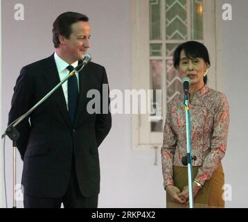 Bildnummer : 57893957 Datum : 13.04.2012 Copyright : imago/Xinhua (120413) -- YANGON, 13 avril 2012 (Xinhua) -- Aung San Suu Kyi (R), dirigeante de la Ligue nationale pour la démocratie (NLD) et représentante élue au Parlement, s’adresse à la presse après avoir rencontré le Premier ministre britannique David Cameron en visite à Yangon, Myanmar, le 13 avril 2012. (Xinhua/U Aung) MYANMAR-BRETAGNE-DAVID CAMERON-VISIT PUBLICATIONxNOTxINxCHN People Politik xda x0x 2012 quadrat 57893957 Date 13 04 2012 Copyright Imago XINHUA Yangon avril 13 2012 XINHUA leader de la Ligue nationale pour la démocratie et le Parlement Banque D'Images