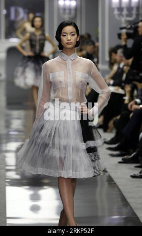 Bildnummer : 57895716 Datum : 14.04.2012 Copyright : imago/Xinhua (120414) -- SHANGHAI, 14 avril 2012 (Xinhua) -- Un modèle présente des vêtements personnalisés Dior-made lors d'un défilé Dior 2012 à Shanghai, dans l'est de la Chine, le 14 avril 2012. (Xinhua/Ren long) (lfj) DÉFILÉ CHINA-SHANGHAI-DIOR (CN) PUBLICATIONxNOTxINxCHN Entertainment Kultur mode Modenschau premiumd xbs x0x 2012 hoch 57895716 Date 14 04 2012 Copyright Imago XINHUA Shanghai avril 14 2012 XINHUA un modèle présente des vêtements personnalisés Dior Made lors d'un défilé Dior 2012 à Shanghai East China avril 14 2012 XINHUA Ren long CH Banque D'Images