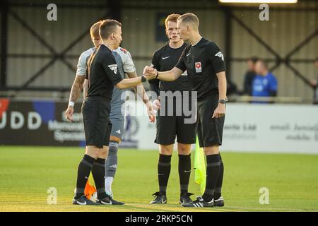 Armco Arena, Solihull, Royaume-Uni, 25 août 2023, les arbitres serrent la main avant le début du match lors du match de la Ligue nationale Vanarama entre Solihull Moors FC et FC Halifax Town qui s'est tenu à Solihull Moors Armco Arena crédit : Nick Phipps/Alamy Live News Banque D'Images