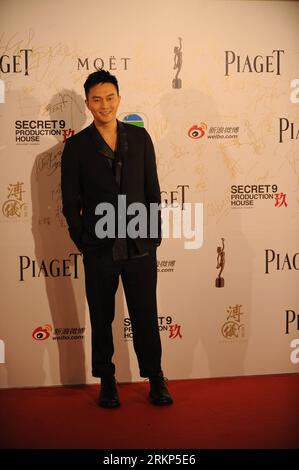 Bildnummer : 57897468 Datum : 15.04.2012 Copyright : imago/Xinhua (120415) -- HONG KONG, 15 avril 2012 (Xinhua) -- l'acteur Julian Cheung arrive pour la 31e cérémonie des Hong Kong film Awards (HKFA) qui s'est tenue au Centre culturel de Hong Kong, dans le sud de la Chine, le 15 avril 2012. La cérémonie annuelle des Hong Kong film Awards reconnaît les réalisations dans tous les aspects de la réalisation cinématographique. C'est l'équivalent à Hong Kong des Oscars américains et des BAFTAS britanniques. (Xinhua/Liao Zida) CHINE-HONG KONG-HKFA CÉRÉMONIE-TAPIS ROUGE (CN) PUBLICATIONxNOTxINxCHN People Kultur Entertainment film Preisverleihung Freisteller xb Banque D'Images