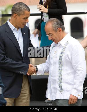 Bildnummer : 57897792 Datum : 15.04.2012 Copyright : imago/Xinhua (120415) -- CARTAGENA, 15 avril 2012 (Xinhua) -- le président américain Barack Obama (G) s'entretient avec le président mexicain Felipe Calderon avant la séance photo officielle du sixième Sommet des Amériques à Cartagena, Colombie, le 15 avril 2012. (Xinhua/David de la Paz) COLOMBIE-CARTAGENA-SOMMET DES AMÉRIQUES-PHOTO DE GROUPE PUBLICATIONxNOTxINxCHN Politik People Amerikagipfel Amerika Gipfel x0x xub premiumd 2012 hoch 57897792 Date 15 04 2012 Copyright Imago XINHUA Cartagena avril 15 2012 XINHUA U S Président Barack Obama l parle avec M. Banque D'Images