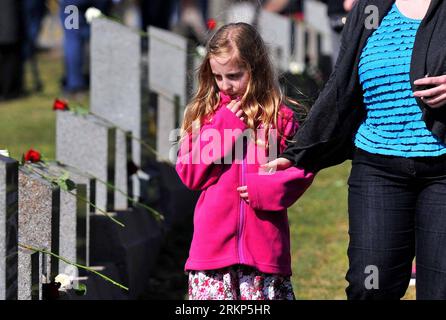 Bildnummer : 57898059 Datum : 15.04.2012 Copyright : imago/Xinhua (120415) -- HALIFAX, le 15 avril 2012 (Xinhua) -- participer à la commémoration au cimetière Fairview Lawn à Halifax, Canada, le 15 avril 2012. Halifax, une ville portuaire située sur la côte est du Canada, a un lien complexe entre l'insubmersible Titanic. Les premiers efforts de recherche et de sauvetage pour les survivants ont été lancés à partir de Halifax. Aujourd'hui, 150 victimes du Titanic reposent aux cimetières Fairview Lawn, Mount Olivet et Baron de Hirch à Halifax. (Xinhua/Wang Lei) PUBLICATION CANADA-HALIFAX-TITANIC-COMMÉMORATION Banque D'Images