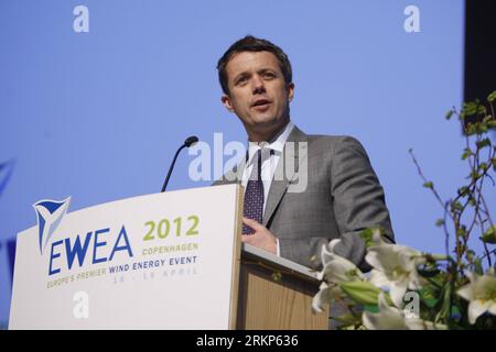 Bildnummer : 57906755 Datum : 16.04.2012 Copyright : imago/Xinhua (120417)-- COPENHAGUE, 17 avril 2012 (Xinhua) -- le prince héritier de Denmarks Frederik prend la parole lors de l'ouverture de la réunion annuelle de l'Association européenne de l'énergie éolienne, à Copenhague, Danemark, le 16 avril 2012. La réunion de quatre jours a débuté ici lundi. (Xinhua/Peng Zhongmin) DANEMARK-COPENHAGUE-ASSOCIATION DE L'ÉNERGIE ÉOLIENNE-RÉUNION PUBLICATIONxNOTxINxCHN personnes Politik Porträt x0x xst 2012 quer o0 Adel 57906755 Date 16 04 2012 Copyright Imago XINHUA Copenhague avril 17 2012 XINHUA Denmarks Prince héritier Frederik parle pendant Banque D'Images