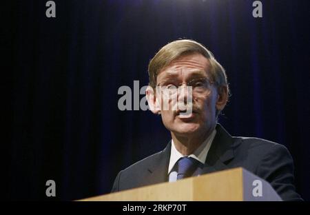 (120419) -- WASHINGTON, 19 avril 2012 (Xinhua) -- le président du Groupe de la Banque mondiale, Robert B. Zoellick, prend la parole lors d'une cérémonie intitulée Closing the Gap : Financial inclusion, qui s'est déroulée au siège de la Banque mondiale à Washington D.C., aux États-Unis, le 19 avril 2012. La Banque mondiale a déclaré jeudi que la majorité des pauvres dans le monde n avaient pas de compte bancaire ou n étaient pas bancarisés , exhortant à fournir aux pauvres un meilleur accès aux services bancaires. (Xinhua/Fang Zhe) États-Unis-WASHINGTON-BANQUE MONDIALE-SERVICE BANCAIRE PUBLICATIONxNOTxINxCHN Banque D'Images