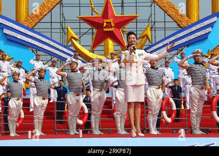 Bildnummer : 57924946 Datum : 23.04.2012 Copyright : imago/Xinhua (120423) -- QINGDAO, 23 avril 2012 (Xinhua) -- Singer Song Zuying chante lors d'un concert à Qingdao, dans la province du Shandong de l'est de la Chine, 23 avril 2012. Diverses activités ont été organisées lundi ici par des soldats qui ont participé au récent exercice naval conjoint Russie-Chine, pour célébrer le 63e anniversaire de fondation de la marine chinoise. (Xinhua/Zha Chunming) (zkr) CHINA-QINGDAO-CHINESE NAVY DAY (CN) PUBLICATIONxNOTxINxCHN People Entertainment Musik Aktion x0x xst 2012 quer 57924946 Date 23 04 2012 Copyright Imago XINHUA Qingd Banque D'Images