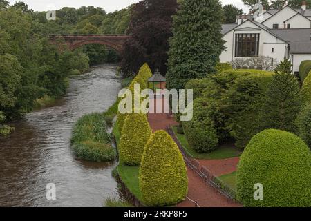 En regardant à travers un jardin orné et des bâtiments blancs Banque D'Images