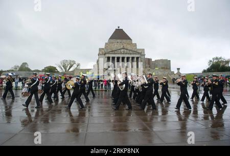 Bildnummer : 57930491 Datum : 25.04.2012 Copyright : imago/Xinhua (120425) -- MELBOURNE, 25 avril 2012 (Xinhua) -- Une troupe militaire marche devant le sanctuaire du souvenir pour marquer la Journée de l'Anzac, à Melbourne, Australie, le 25 avril 2012. ANZAC Day est une journée nationale de commémoration en Australie et en Nouvelle-Zélande, à l'origine pour honorer les membres du corps d'armée australien et néo-zélandais (ANZAC) qui ont combattu à Gallipoli pendant la première Guerre mondiale et maintenant plus pour commémorer tous ceux qui ont servi et sont morts dans des opérations militaires pour leur pays. (Xinhua/Bai Xue) (zy) AUSTRALIA-MELBOURNE-ANZAC DAY PUBLICATIONxN Banque D'Images