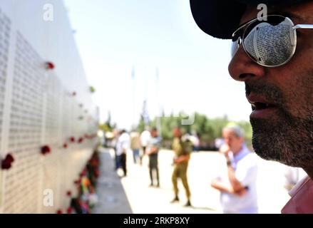 Bildnummer : 57931409 Datum : 25.04.2012 Copyright : imago/Xinhua (120425) -- LATROUN, 25 avril 2012 (Xinhua) -- le mur des noms des soldats blindés israéliens tombés au combat est reflété sur les lunettes de soleil d un visiteur lors d une cérémonie de Yom Hazikaron, le jour officiel du souvenir des soldats tombés au combat et des victimes du terrorisme en Israël, sur le site commémoratif Yad L Shiryon à Latroun le 25 avril 2012. Au cours de la dernière année (depuis le jour du souvenir 2011), un total de 126 soldats et membres du personnel de sécurité sont tombés alors qu’ils servaient l’État. (Xinhua/Yin Dongxun) MIDEAST-ISRAEL-YOM HAZIKARON PUBLICATIONxNOTxINxCHN Gesellschaft Isra Banque D'Images