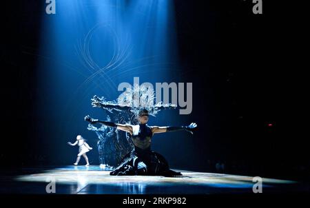 120426 -- MONTRÉAL CANADA, le 26 avril 2012 Xinhua -- les artistes du Cirque du Soleil assistent à sa dernière production Amaluna à Montréal, Canada, le 24 avril 2012. Après plusieurs mois de répétition, le Cirque du Soleil canadien a commencé sa tournée de son dernier Amaluna, adapté du mythe grec et des œuvres de Shakespeare, à Montréal, Toronto et Vancouver. Xinhua/Andrew Soong lr CANADA-MONTRÉAL-CIRQUE DU SOLEIL-AMALUNA PUBLICATIONxNOTxINxCHN Banque D'Images