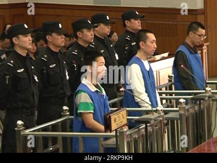 Bildnummer : 57936841 Datum : 27.04.2012 Copyright : imago/Xinhua (120427) -- WUHAN, 27 avril 2012 (Xinhua) -- la capture télévisée montre Wang Haijian suspect (1e L, front) en procès à Wuhan, capitale de la province du Hubei en Chine centrale, 27 avril 2012. Trois suspects, à savoir Wang Haijian, Wang Wei et Wang an an, ont été jugés vendredi pour avoir bombardé une banque lors d'une tentative de vol qui a fait deux morts et plus de 10 blessés à Hubei en décembre dernier. (Xinhua) (ry) CHINA-WUHAN-TRIAL-BANK BLAST (CN) PUBLICATIONxNOTxINxCHN People Gesellschaft Kriminalität Gericht Prozess Gerichtsprozess xjh x0x premiumd Banque D'Images