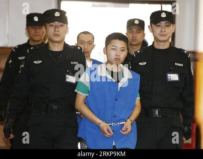 Bildnummer : 57936844 Datum : 27.04.2012 Copyright : imago/Xinhua (120427) -- WUHAN, 27 avril 2012 (Xinhua) -- le suspect Wang Haijian (C, front) est traduit devant le tribunal populaire intermédiaire de Wuhan, capitale de la province du Hubei en Chine centrale, le 27 avril 2012. Trois suspects, à savoir Wang Haijian, Wang Wei et Wang an an, ont été jugés vendredi pour avoir bombardé une banque lors d'une tentative de vol qui a fait deux morts et plus de 10 blessés à Hubei en décembre dernier. (Xinhua/Li Jinxing) (ry) CHINA-WUHAN-TRIAL-BANK BLAST (CN) PUBLICATIONxNOTxINxCHN People Gesellschaft Kriminalität Gericht Prozess Banque D'Images