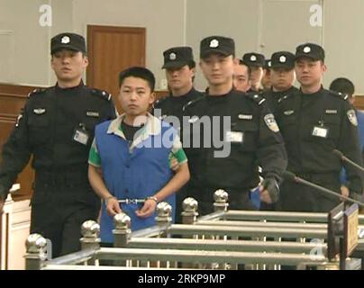 Bildnummer : 57936842 Datum : 27.04.2012 Copyright : imago/Xinhua (120427) -- WUHAN, 27 avril 2012 (Xinhua) -- la capture télévisée montre Wang Haijian suspect (devant) en procès à Wuhan, capitale de la province du Hubei en Chine centrale, le 27 avril 2012. Trois suspects, à savoir Wang Haijian, Wang Wei et Wang an an, ont été jugés vendredi pour avoir bombardé une banque lors d'une tentative de vol qui a fait deux morts et plus de 10 blessés à Hubei en décembre dernier. (Xinhua) (ry) CHINA-WUHAN-TRIAL-BANK BLAST (CN) PUBLICATIONxNOTxINxCHN People Gesellschaft Kriminalität Gericht Prozess Gerichtsprozess xjh x0x premiumd 2012 q Banque D'Images