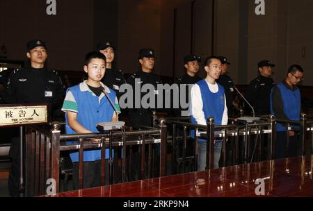 Bildnummer : 57936843 Datum : 27.04.2012 Copyright : imago/Xinhua (120427) -- WUHAN, 27 avril 2012 (Xinhua) -- le suspect Wang Haijian (L, front) est jugé au tribunal populaire intermédiaire de Wuhan, capitale de la province du Hubei en Chine centrale, 27 avril 2012. Trois suspects, à savoir Wang Haijian, Wang Wei et Wang an an, ont été jugés vendredi pour avoir bombardé une banque lors d'une tentative de vol qui a fait deux morts et plus de 10 blessés à Hubei en décembre dernier. (Xinhua/Li Jinxing) (ry) CHINA-WUHAN-TRIAL-BANK BLAST (CN) PUBLICATIONxNOTxINxCHN People Gesellschaft Kriminalität Gericht Prozess Geric Banque D'Images