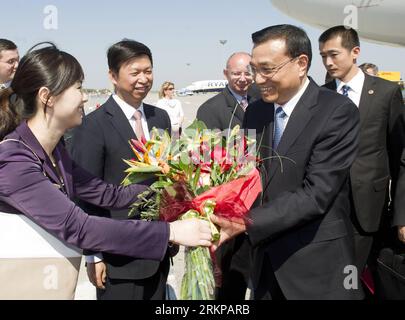 Bildnummer : 57943894 Datum : 30.04.2012 Copyright : imago/Xinhua (120430) -- HONGRIE, 30 avril 2012 (Xinhua) -- le vice-premier ministre chinois Li Keqiang est accueilli à son arrivée à l'aéroport de Budapest, Hongrie, le 30 avril 2012. (Xinhua/Huang Jingwen) (ljh) HUNGARY-CHINA-LI KEQIANG-ARRIVAL (CN) PUBLICATIONxNOTxINxCHN People Politik xjh x0x premiumd 2012 quer 57943894 Date 30 04 2012 Copyright Imago XINHUA Hongrie avril 30 2012 le vice-premier ministre chinois XINHUA a quitté Keqiang EST accueilli À son arrivée À l'aéroport de Budapest Hongrie avril 30 2012 XINHUA Huang Jingwen Hongrie la Chine a quitté Keqiang Banque D'Images