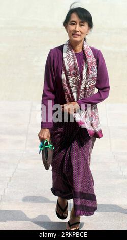 (120502) -- NAY PYI TAW, 2 mai 2012 (Xinhua) -- Aung San Suu Kyi, dirigeante de la Ligue nationale pour la démocratie (NLD) du Myanmar et représentante élue du Parlement, signe pour assister au Parlement du Myanmar à Nay Pyi Taw, le 2 mai 2012. Aung San Suu Kyi a commencé à siéger au Parlement pour la première fois mercredi. (Xinhua/U Aung) (srb) MYANMAR-NAY PYI TAW-AUNG SAN SUU KYI-PARLIAMENT PUBLICATIONxNOTxINxCHN 120502 Nay Pyi Taw Mai 2 2012 XINHUA Aung San Suu Kyi leader de la Ligue nationale pour la démocratie du Myanmar S LND et représentant au Parlement élisent des pancartes pour assister au Parlement à Nay Pyi Banque D'Images