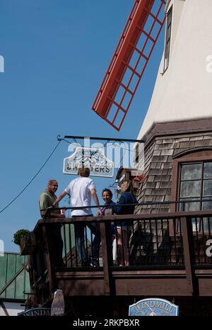 Bildnummer : 57950481 Datum : 30.04.2012 Copyright : imago/Xinhua (120502) -- LOS ANGELES, 2 mai 2012 (Xinhua) -- chat sous un moulin à vent à Solvang, une ville du comté de Santa Barbara, Californie, États-Unis, 30 avril 2012. Solvang a été fondée en 1911 par un groupe de Danois qui ont voyagé vers l'ouest pour établir une colonie danoise. La ville abrite un certain nombre de boulangeries, de restaurants et de marchands offrant un avant-goût du Danemark en Californie. En outre, l'architecture de beaucoup de façades et de bâtiments reflète le style danois traditionnel. (Xinhua/Yang Lei) US-SOLVANG-DENMARK-CITY PUBLICATIONxNOTxINxCHN Rei Banque D'Images