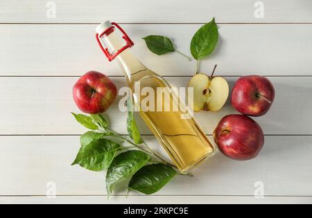 Composition de la nappe avec un délicieux cidre de pomme sur une table en bois blanc Banque D'Images