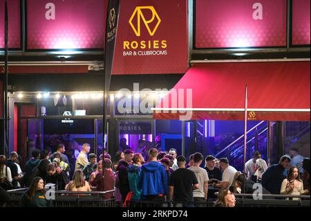 Broad Street, Birmingham, 26 août 2023 - les fêtards profitent d'une nuit dans la boîte de nuit Rosies à Birmingham. - Revellers est descendu sur la Broad Street de Birmingham vendredi soir pour profiter du dernier week-end des fêtes bancaires jusqu'à Noël. La plupart des fêtards portaient des vêtements skimpy malgré la baisse des températures par rapport à plus tôt dans la semaine. De grandes files d'attente se sont formées à l'extérieur des boîtes de nuit dont PRYZM, Rosies et Popworld. Des groupes d'amis posaient pour une photo alors que les gens faisaient la fête toute la nuit. Crédit : Arrêter Press Media/Alamy Live News Banque D'Images