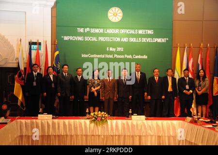 Bildnummer : 57960943 Datum : 06.05.2012 Copyright : imago/Xinhua (120506) -- PHNOM PENH, 6 mai 2012 (Xinhua) -- les ministres du travail de l'ASEAN posent pour des photos de groupe lors de la 8e réunion des hauts responsables du travail de l'ASEAN à Phnom Penh, capitale du Cambodge, le 6 mai 2012. La 8e réunion des hauts responsables syndicaux de l’ASEAN débute ici dimanche, appelant à réduire le déficit de compétences de la main-d’œuvre à un niveau similaire basé sur la qualification nationale des membres du bloc. (Xinhua/Zhao Yishen)(zyw) CAMBODGE-PHNOM PENH-8E ASEAN RÉUNION DES HAUTS FONCTIONNAIRES DU TRAVAIL PUBLICATIONxNOTxINxCHN People Politik xjh x0x 2012 quer 57960943 Date 06 05 Banque D'Images