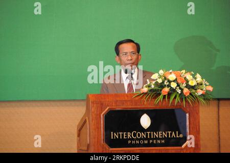 Bildnummer : 57960942 Datum : 06.05.2012 Copyright : imago/Xinhua (120506) -- PHNOM PENH, 6 mai 2012 (Xinhua) -- le ministre cambodgien du travail et de la formation professionnelle, Vong Sauth, prend la parole lors de la 8e réunion des hauts responsables du travail de l'ASEAN à Phnom Penh, capitale du Cambodge, le 6 mai 2012. La 8e réunion des hauts responsables syndicaux de l’ASEAN a débuté ici dimanche, appelant à réduire le déficit de compétences de la main-d’œuvre à un niveau similaire basé sur la qualification nationale des membres du bloc. (Xinhua/Zhao Yishen) (zyw) CAMBODGE-PHNOM PENH-8E RÉUNION DES HAUTS FONCTIONNAIRES DE l'ASEAN PUBLICATIONxNOTxINxCHN People Politik xjh x0x 2012 q Banque D'Images