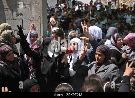 Bildnummer : 57968736 Datum : 08.05.2012 Copyright : imago/Xinhua (120508)-- Hébron, 8 mai 2012 (Xinhua) -- des Palestiniens tiennent un sit-in devant la maison du prisonnier Thaer Halahle dans le village de Kharas en Cisjordanie, près de Hébron, le 8 mai 2012. Deux prisonniers palestiniens, Thaer Halahleh, 33 ans, et Bilal Diab, 27 ans, qui sont en grève de la faim pour protester contre leur détention administrative, risquent de mourir après que la Cour suprême israélienne ait rejeté leur appel. (Xinhua/Mamoun Wazwaz) MIDEAST-HEBRON-SIT-IN PUBLICATIONxNOTxINxCHN démonstration de protestation Politik Häftlinge Hungerstreik x0x xst premiumd 20 Banque D'Images