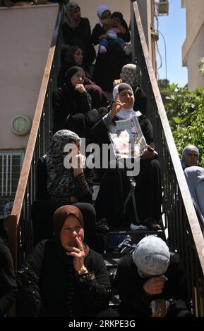 Bildnummer : 57968734 Datum : 08.05.2012 Copyright : imago/Xinhua (120508)-- Hébron, 8 mai 2012 (Xinhua) -- des Palestiniens tiennent un sit-in devant la maison du prisonnier Thaer Halahle dans le village de Kharas en Cisjordanie, près de Hébron, le 8 mai 2012. Deux prisonniers palestiniens, Thaer Halahleh, 33 ans, et Bilal Diab, 27 ans, qui sont en grève de la faim pour protester contre leur détention administrative, risquent de mourir après que la Cour suprême israélienne ait rejeté leur appel. (Xinhua/Mamoun Wazwaz) MIDEAST-HEBRON-SIT-IN PUBLICATIONxNOTxINxCHN démonstration de protestation Politik Häftlinge Hungerstreik x0x xst premiumd 20 Banque D'Images