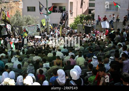 Bildnummer : 57968733 Datum : 08.05.2012 Copyright : imago/Xinhua (120508)-- Hébron, 8 mai 2012 (Xinhua) -- des Palestiniens tiennent un sit-in devant la maison du prisonnier Thaer Halahle dans le village de Kharas en Cisjordanie, près de Hébron, le 8 mai 2012. Deux prisonniers palestiniens, Thaer Halahleh, 33 ans, et Bilal Diab, 27 ans, qui sont en grève de la faim pour protester contre leur détention administrative, risquent de mourir après que la Cour suprême israélienne ait rejeté leur appel. (Xinhua/Mamoun Wazwaz) MIDEAST-HEBRON-SIT-IN PUBLICATIONxNOTxINxCHN démonstration de protestation Politik Häftlinge Hungerstreik x0x xst premiumd 20 Banque D'Images