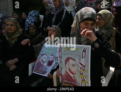 Bildnummer : 57968735 Datum : 08.05.2012 Copyright : imago/Xinhua (120508)-- Hébron, 8 mai 2012 (Xinhua) -- des Palestiniens tiennent un sit-in devant la maison du prisonnier Thaer Halahle dans le village de Kharas en Cisjordanie, près de Hébron, le 8 mai 2012. Deux prisonniers palestiniens, Thaer Halahleh, 33 ans, et Bilal Diab, 27 ans, qui sont en grève de la faim pour protester contre leur détention administrative, risquent de mourir après que la Cour suprême israélienne ait rejeté leur appel. (Xinhua/Mamoun Wazwaz) MIDEAST-HEBRON-SIT-IN PUBLICATIONxNOTxINxCHN démonstration de protestation Politik Häftlinge Hungerstreik x0x xst premiumd 20 Banque D'Images