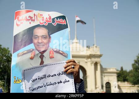 Bildnummer : 57981262 Datum : 11.05.2012 Copyright : imago/Xinhua (120511) -- LE CAIRE, 11 mai 2012 (Xinhua) -- un manifestant tient une banderole avec une image du maréchal Mohamed Hussein Tantawi, chef du Conseil suprême des forces armées (CSFA) au pouvoir lors d'une manifestation de soutien à l'armée dans le district de Hadayek al-Quba au Caire le 11 mai 2012. (Xinhua/Nasser Nouri) EGYPTE-CAIRE-ANTI-SCAF-RALLYE PUBLICATIONxNOTxINxCHN Politik Démo Protest xda x0x 2012 quer 57981262 Date 11 05 2012 Copyright Imago XINHUA le Caire Mai 11 2012 XINHUA un manifestant tient une bannière avec à l'image de Fiel Banque D'Images