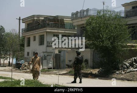 Bildnummer : 57983214 Datum : 13.05.2012 Copyright : imago/Xinhua (120513) -- KABOUL, 13 mai 2012 (Xinhua) -- un soldat afghan monte la garde devant la maison de l'ancien chef taliban et membre du Haut Conseil afghan tué par des hommes armés inconnus à Kaboul, Afghanistan, le 13 mai 2012. Des hommes armés inconnus ont abattu dimanche un ancien chef taliban et membre du Haut Conseil afghan pour la paix, Arsallah Rahmani, dans la capitale afghane Kaboul, a rapporté une télévision locale Tolo. (Xinhua/Ahmad Massoud) AFGHANISTAN-KABOUL-CHEF TALIBAN-ATTAQUE PUBLICATIONxNOTxINxCHN Politik attentat Anschlag M. Banque D'Images